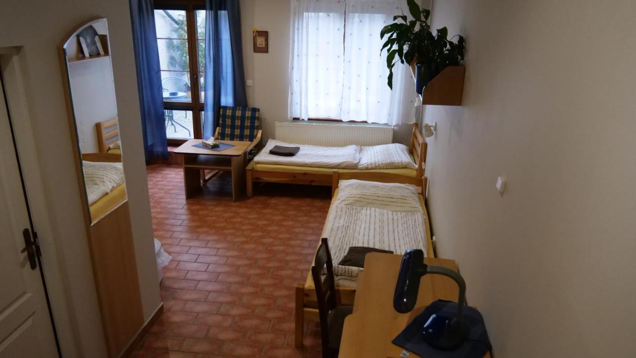 Penzion Na Hradbach 로우니 외부 사진