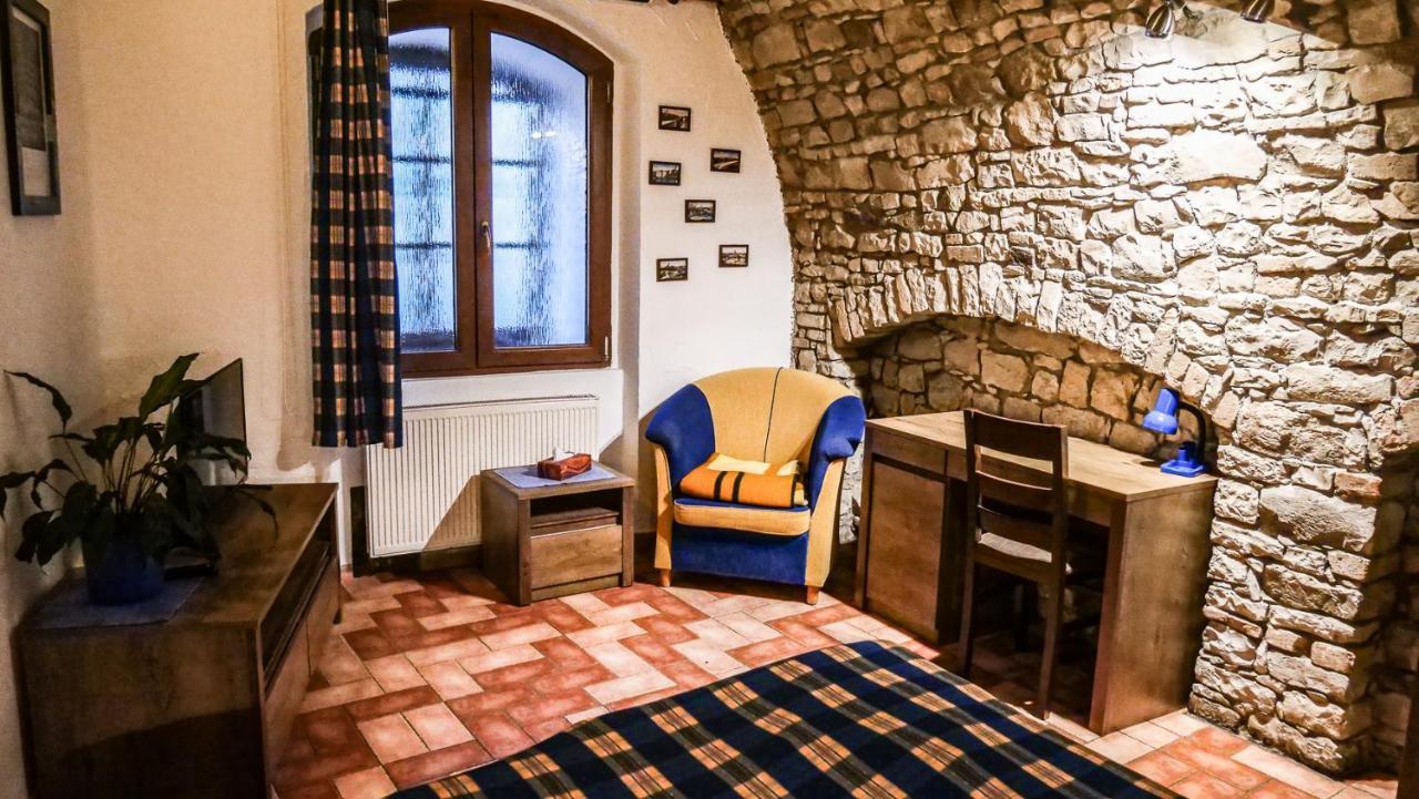 Penzion Na Hradbach 로우니 외부 사진