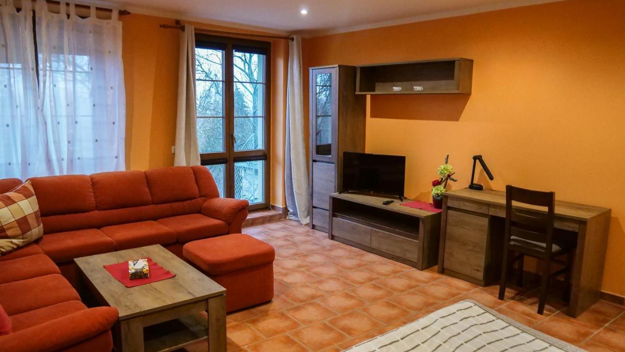 Penzion Na Hradbach 로우니 외부 사진