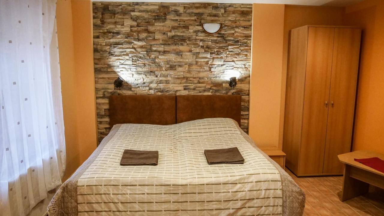 Penzion Na Hradbach 로우니 외부 사진